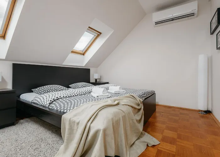 شقة Roy 2 Bdr With Castle View, Parking & Ac براغ