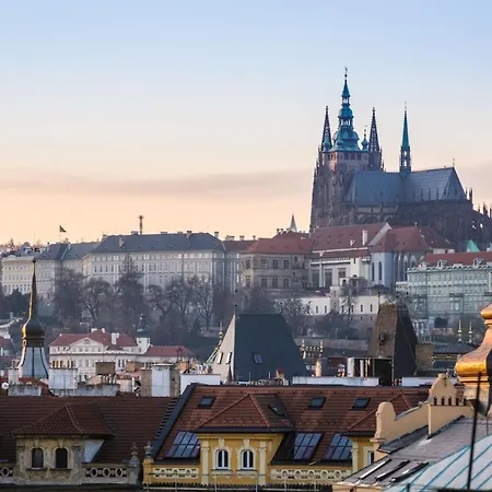 Roy 2 Bdr With Castle View, Parking & Ac * Praga