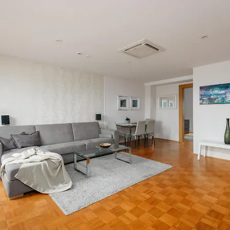 Roy 2 Bdr With Castle View, Parking & Ac Appartamento