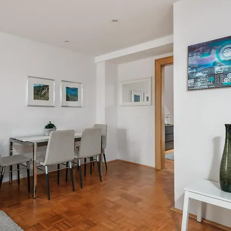Roy 2 Bdr With Castle View, Parking & Ac