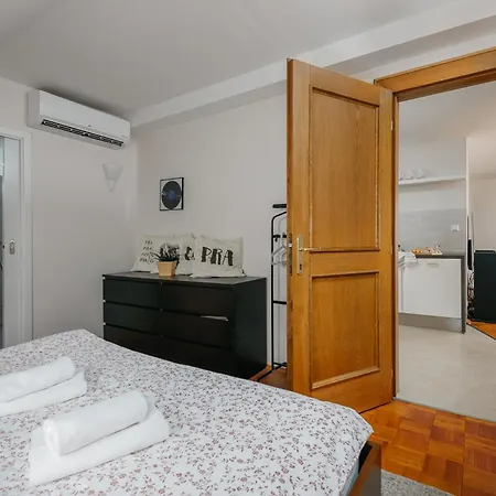 Roy 2 Bdr With Castle View, Parking & Ac