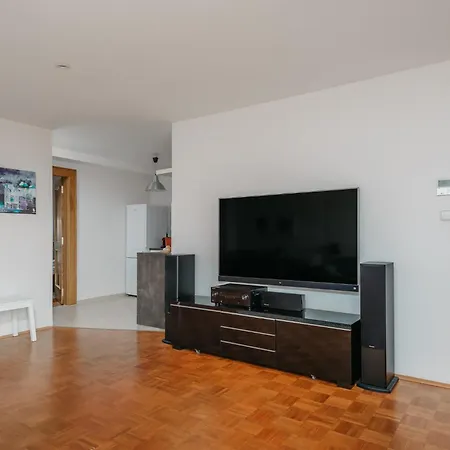 Roy 2 Bdr With Castle View, Parking & Ac Appartamento