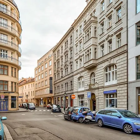 Roy 2 Bdr With Castle View, Parking & Ac Appartamento