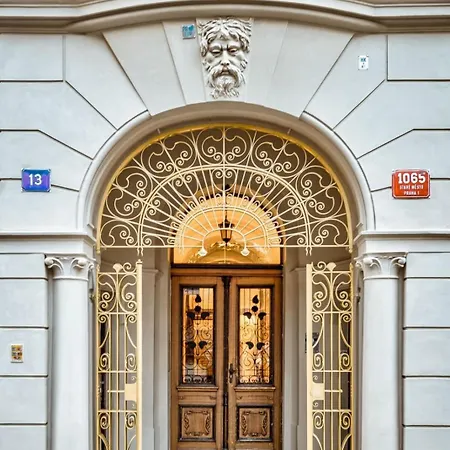 Roy 2 Bdr With Castle View, Parking & Ac Appartamento Praga
