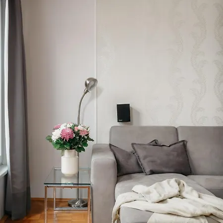 Roy 2 Bdr With Castle View, Parking & Ac Διαμέρισμα *