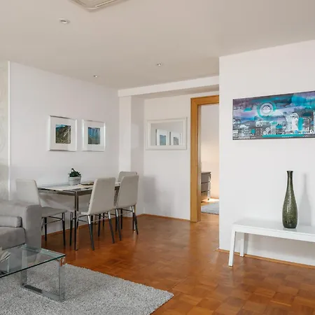 Roy 2 Bdr With Castle View, Parking & Ac Διαμέρισμα *