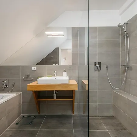 Roy 2 Bdr With Castle View, Parking & Ac Prague