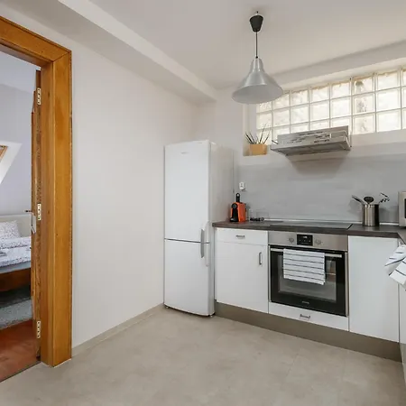 Roy 2 Bdr With Castle View, Parking & Ac *