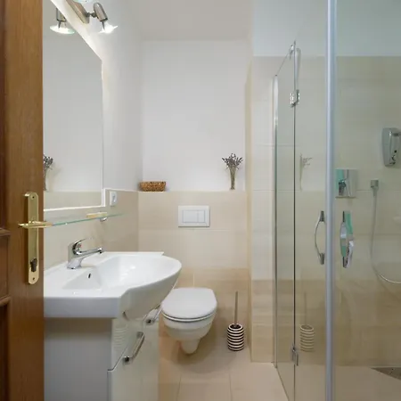 Roy 2 Bdr With Castle View, Parking & Ac Appartamento