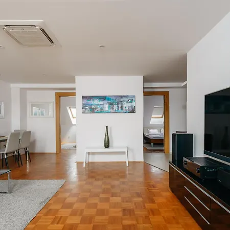 Roy 2 Bdr With Castle View, Parking & Ac Πράγα