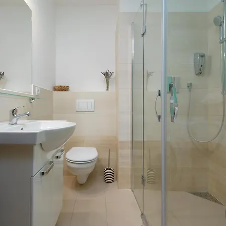 Roy 2 Bdr With Castle View, Parking & Ac