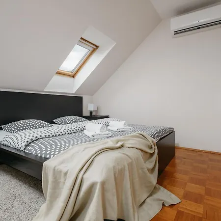 Διαμέρισμα Roy 2 Bdr With Castle View, Parking & Ac Πράγα