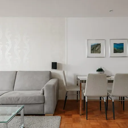 Roy 2 Bdr With Castle View, Parking & Ac Appartamento Praga