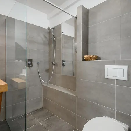 Roy 2 Bdr With Castle View, Parking & Ac Appartamento Praga