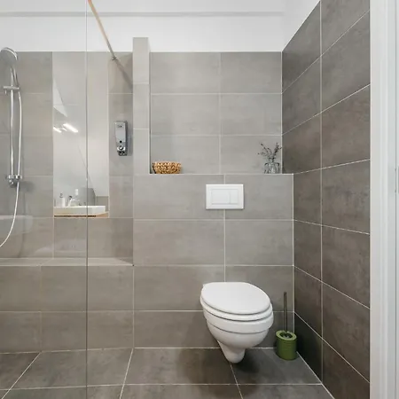 Roy 2 Bdr With Castle View, Parking & Ac *