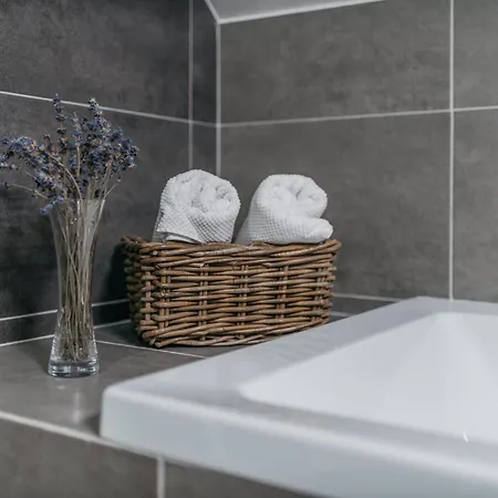 Appartamento Roy 2 Bdr With Castle View, Parking & Ac