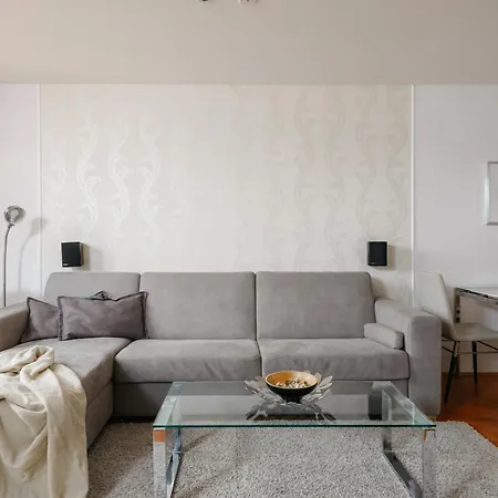 Roy 2 Bdr With Castle View, Parking & Ac