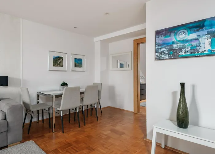 Roy 2 Bdr With Castle View, Parking & Ac