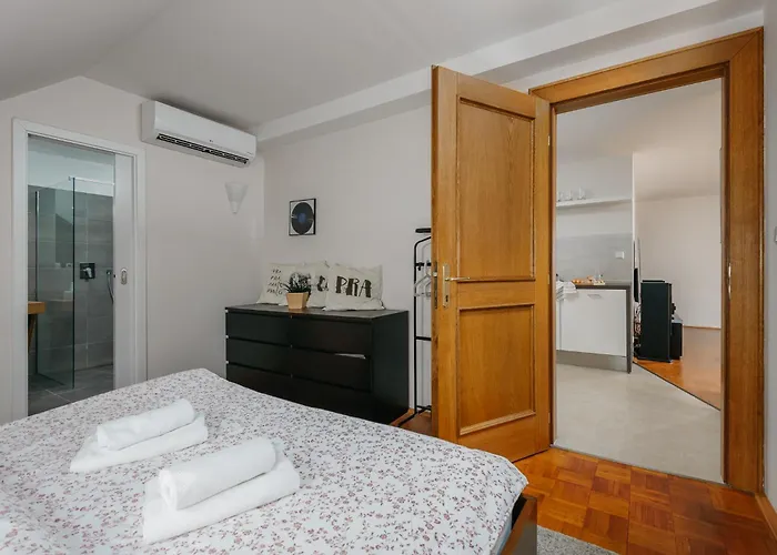 Roy 2 Bdr With Castle View, Parking & Ac
