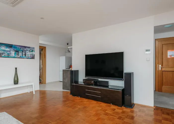 Roy 2 Bdr With Castle View, Parking & Ac Apartamento