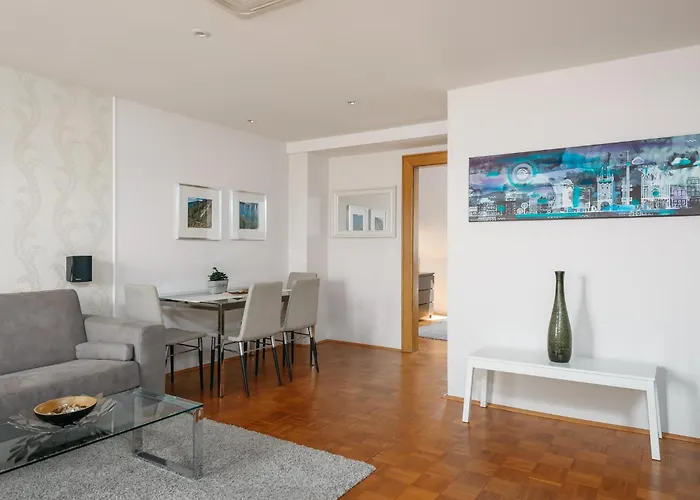 Roy 2 Bdr With Castle View, Parking & Ac Apartamento *