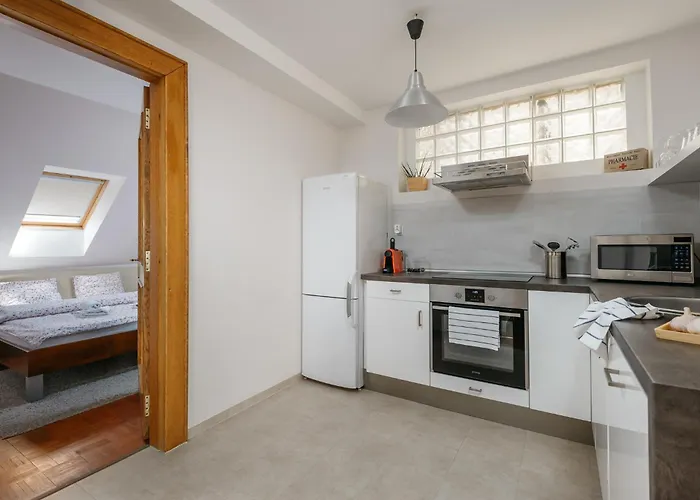 Roy 2 Bdr With Castle View, Parking & Ac *