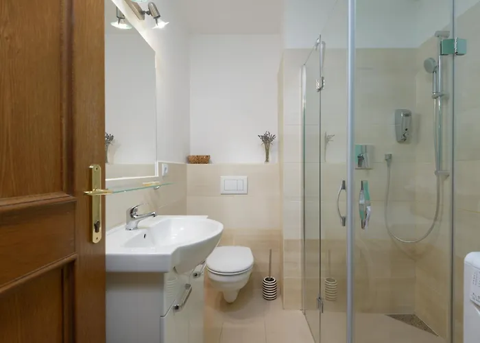 Roy 2 Bdr With Castle View, Parking & Ac Apartamento