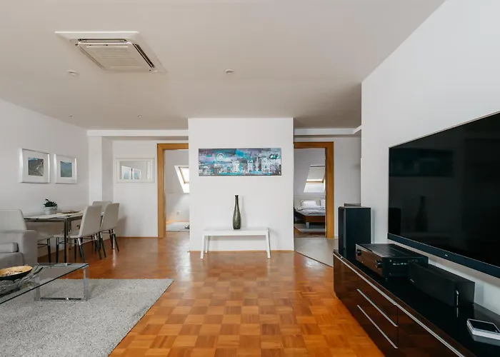 Roy 2 Bdr With Castle View, Parking & Ac Praga