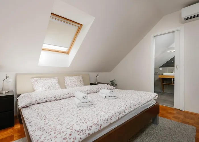 Roy 2 Bdr With Castle View, Parking & Ac * Praga