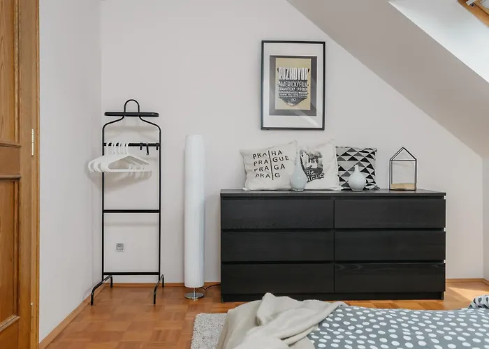 Roy 2 Bdr With Castle View, Parking & Ac Apartamento