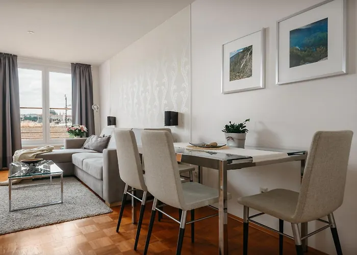 Roy 2 Bdr With Castle View, Parking & Ac