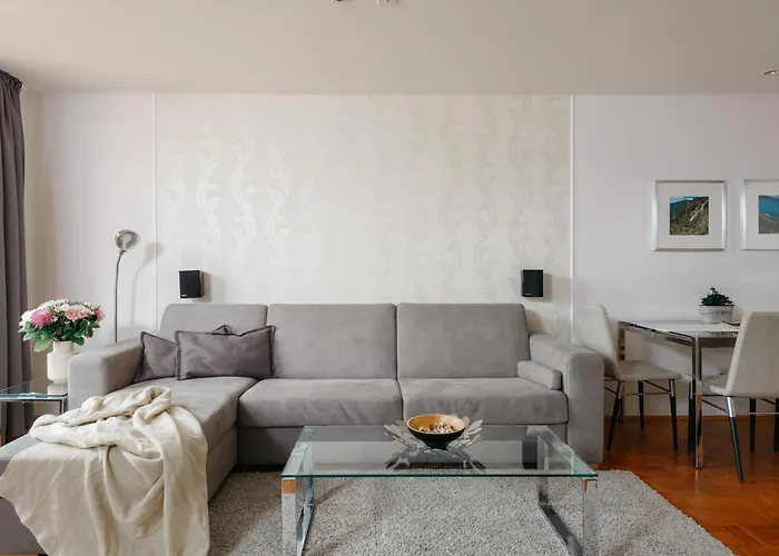 Roy 2 Bdr With Castle View, Parking & Ac
