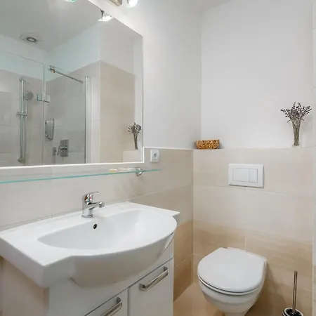Roy 2 Bdr With Castle View, Parking & Ac Prag